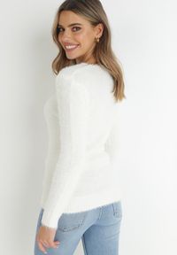 Born2be - Biały Sweter Wełniany Panaris. Typ kołnierza: dekolt w serek. Kolekcja: plus size. Kolor: biały. Materiał: wełna. Styl: klasyczny #6
