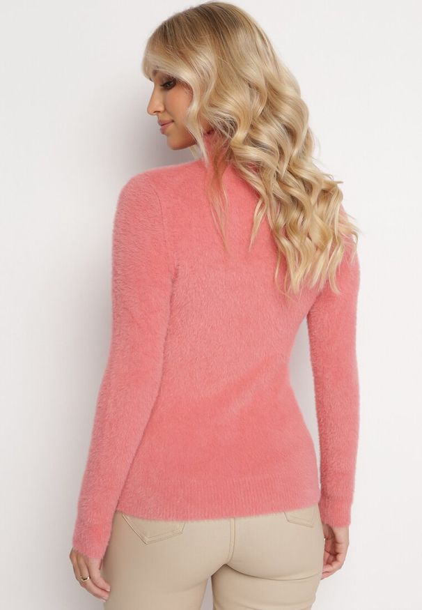 Born2be - Różowy Elastyczny Golf z Puszystej Tkaniny z Wełną Doulcet. Typ kołnierza: golf. Kolekcja: plus size. Kolor: różowy. Materiał: wełna, tkanina