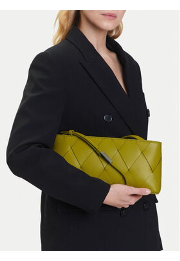 Calvin Klein Torebka Ck Woven Elongated Shoulder Bag K60K612992 Zielony. Kolor: zielony. Materiał: skórzane