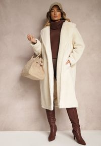 Renee - Jasnobeżowy Długi Płaszcz w Stylu Futerka Deozola. Okazja: na co dzień. Kolor: beżowy. Materiał: futro. Długość: długie. Styl: elegancki, wizytowy, casual #3