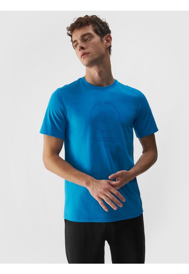 4f - T-shirt z bawełny organicznej z nadrukiem męski - niebieski. Okazja: na co dzień. Kolor: niebieski. Materiał: bawełna. Długość rękawa: krótki rękaw. Długość: krótkie. Wzór: nadruk. Styl: casual, sportowy