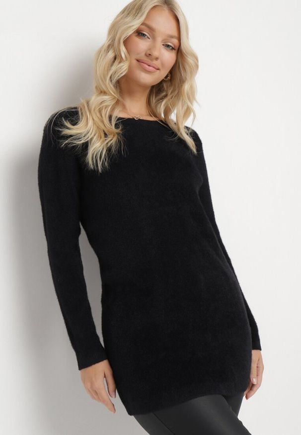 Born2be - Czarny Sweter z Puchatej Dzianiny Valen. Okazja: na co dzień. Kolor: czarny. Materiał: dzianina. Styl: casual, elegancki