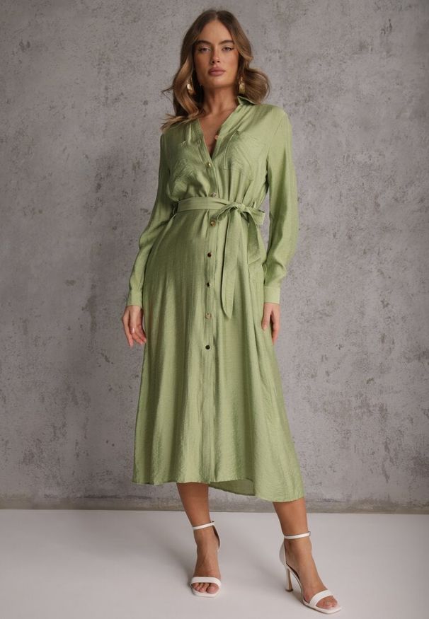 Renee - Zielona Sukienka z Wiskozą o Koszulowym Kroju z Wiązanym Paskiem Rissanni. Kolor: zielony. Materiał: wiskoza. Typ sukienki: koszulowe. Styl: elegancki, klasyczny