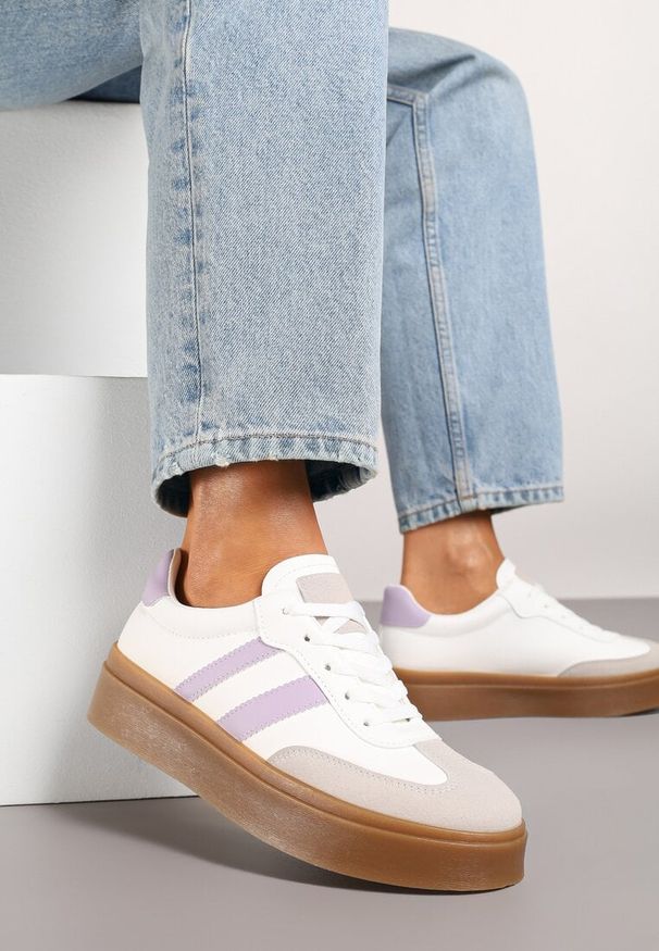Renee - Biało-Fioletowe Sneakersy na Kauczukowej Podeszwie Ozdobione Paskami Nilimea. Okazja: na co dzień. Zapięcie: pasek. Kolor: biały. Materiał: kauczuk. Wzór: aplikacja