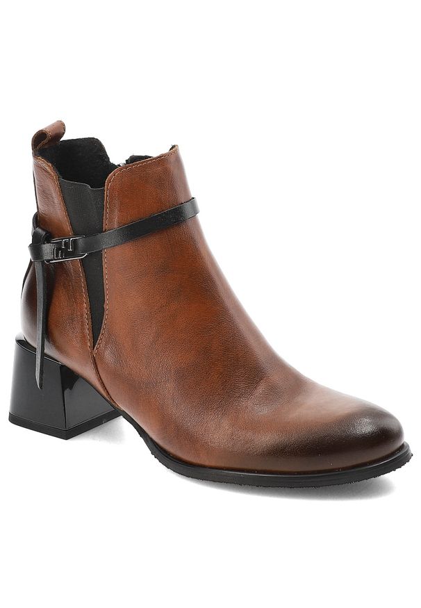 Brązowe Botki Armodo Eleganckie Obuwie Damskie Na Obcasie. Okazja: na co dzień, do pracy, na spotkanie biznesowe. Kolor: brązowy. Materiał: skóra. Obcas: na obcasie. Styl: elegancki. Wysokość obcasa: średni