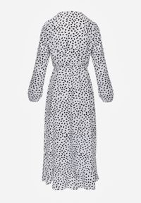 Born2be - Biała Kopertowa Sukienka w Kropki z Falbankami Kaikiran. Typ kołnierza: kołnierz z falbankami. Kolor: biały. Wzór: kropki. Typ sukienki: kopertowe #2