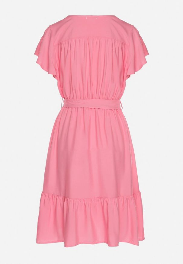 Born2be - Różowa Wiskozowa Sukienka z Kopertowym Dekoltem i Paskiem Aurenelle. Okazja: na co dzień. Typ kołnierza: dekolt kopertowy. Kolor: różowy. Materiał: wiskoza. Długość rękawa: krótki rękaw. Sezon: wiosna, lato. Typ sukienki: kopertowe. Styl: casual