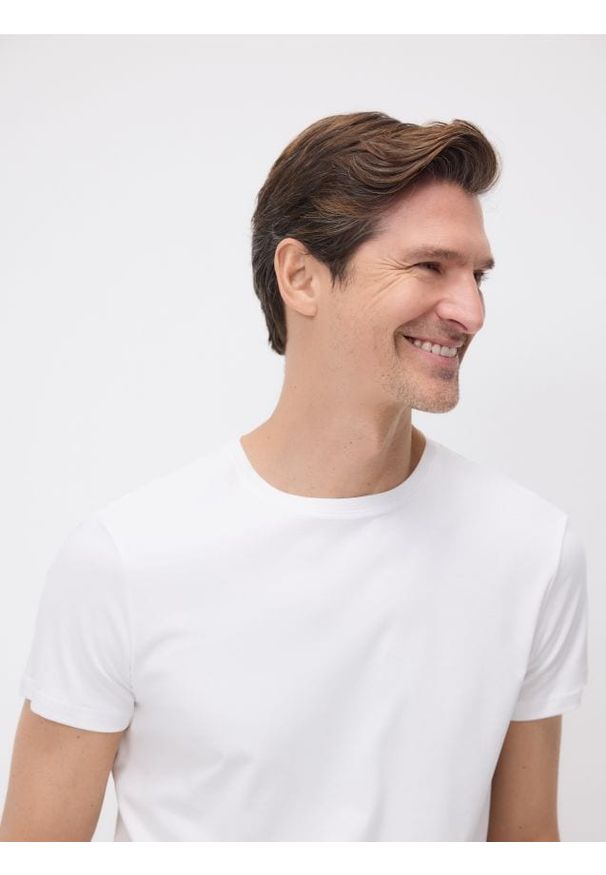 Reserved - T-shirt slim z bawełny merceryzowanej - biały. Kolor: biały. Materiał: bawełna