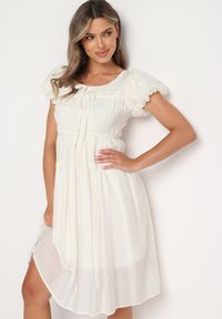 Born2be - Jasnobeżowa Rozkloszowana Sukienka z Bufiastymi Rękawami i Marszczoną Górą Vikkasha. Okazja: na co dzień. Kolor: beżowy. Typ sukienki: proste. Styl: casual, retro, elegancki #2