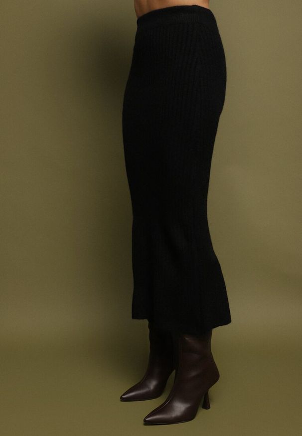 Born2be - Czarny Komplet Dzianinowy z Wełną Sweter z Golfem i Ołówkowa Spódnica Falovira. Kolor: czarny. Materiał: wełna, dzianina. Sport: golf