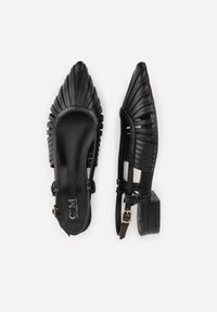 Born2be - Czarne Sandały na Płaskiej Podeszwie Ozdobione Wycięciami Auraly. Okazja: na co dzień. Zapięcie: sprzączka. Kolor: czarny. Wzór: aplikacja. Obcas: na płaskiej podeszwie. Styl: casual, elegancki #3