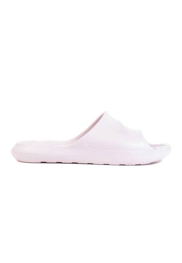 Klapki damskie Nike Victori One. Okazja: na plażę. Zapięcie: bez zapięcia. Kolor: różowy. Materiał: materiał, syntetyk. Styl: sportowy