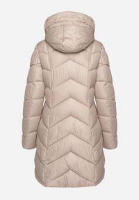 Born2be - Beżowa Pikowana Kurtka o Taliowanym Kroju z Kapturem i Futrzaną Podszewką Emithalla. Okazja: na co dzień. Typ kołnierza: kaptur. Kolor: beżowy. Materiał: futro. Długość rękawa: długi rękaw. Długość: długie. Styl: klasyczny, casual, elegancki #5