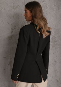 Renee - Czarna Marszczona Marynarka Taliowana z Wiskozą z Ozdobą przy Wiązaniu Zynelle. Kolor: czarny. Materiał: wiskoza. Wzór: aplikacja. Styl: elegancki #3