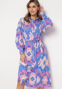 Born2be - Niebiesko-Różowa Koszulowa Sukienka Midi z Etno Wzorem i Wiązanym Paskiem Mithera. Kolor: niebieski. Typ sukienki: koszulowe. Styl: etno. Długość: midi #5