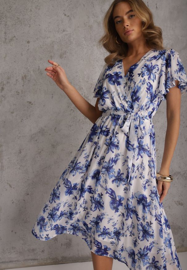 Renee - Niebieska Kopertowa Sukienka z Wiązanym Paskiem w Kwiatowy Print z Brokatem Runewea. Okazja: na randkę. Kolor: niebieski. Wzór: kwiaty, nadruk. Typ sukienki: kopertowe. Styl: boho