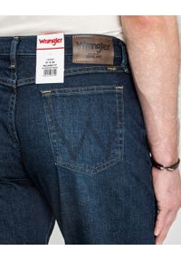 Męskie Spodnie Jeansowe Wrangler Relaxed Fit Blackened Indigo 112352957. Okazja: na co dzień, do pracy. Styl: casual, klasyczny, elegancki #6