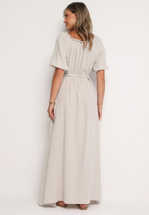 Born2be - Jasnobeżowa Trapezowa Muślinowa Sukienka z Bawełny z Paskiem i Gumką w Talii Vimarinn. Okazja: na co dzień. Typ kołnierza: dekolt hiszpanka. Kolor: beżowy. Materiał: bawełna. Typ sukienki: trapezowe. Styl: casual