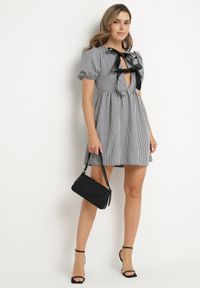 Born2be - Czarna Rozkloszowana Sukienka w Kratkę Vichy w Stylu Retro z Wiązaniem Telionea. Okazja: na co dzień. Kolor: czarny. Wzór: kratka. Typ sukienki: rozkloszowane. Styl: retro #4