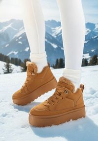 Born2be - Brązowe Sneakersy Vices w Stylu Śniegowców w Stylu Śniegowców na Platformie z Ozdobnym Futerkiem Nalirea. Okazja: na co dzień, na spacer. Kolor: brązowy. Materiał: futro. Obcas: na platformie. Sport: turystyka piesza #1