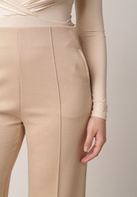 Born2be - Beżowe Eleganckie Spodnie z Bawełny i Wiskozy w Kant Valelia. Okazja: na co dzień, na spotkanie biznesowe, do pracy. Kolor: beżowy. Materiał: wiskoza, bawełna. Styl: elegancki #3