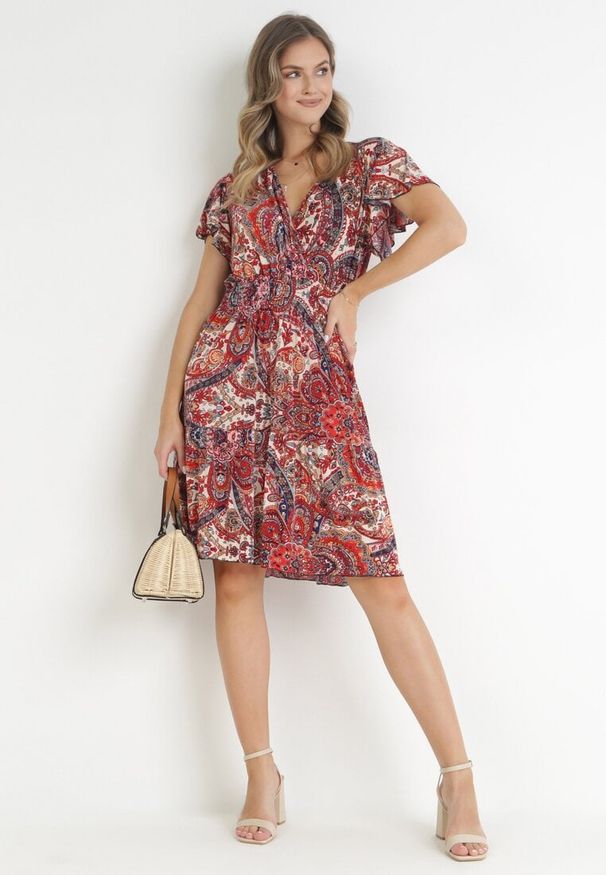Born2be - Czerwona Kwiecista Sukienka Mini z Gumką w Talii i Krótkimi Rękawami Scillenne. Kolor: czerwony. Długość rękawa: krótki rękaw. Sezon: wiosna, lato. Typ sukienki: kopertowe. Długość: mini