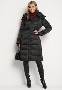 Born2be - Czarna Kurtka Pikowana o Długim Fasonie z Paskiem w Talii Delathiel. Okazja: na co dzień. Kolor: czarny. Materiał: jeans. Długość: długie. Styl: klasyczny, casual, elegancki #5