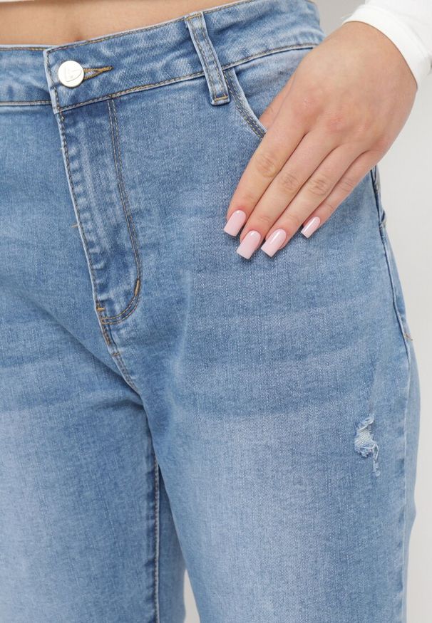 Born2be - Niebieskie Jeansy o Dopasowanym Fasonie z Modnymi Przedarciami Baleunita. Okazja: na co dzień. Kolor: niebieski. Długość: długie. Styl: klasyczny, casual, elegancki