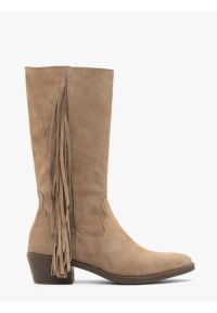 Ryłko - Piaskowe kozaki boho z frędzlami. Zapięcie: zamek. Kolor: beżowy. Materiał: welur, skóra. Szerokość cholewki: normalna. Obcas: na obcasie. Styl: boho. Wysokość obcasa: średni #1