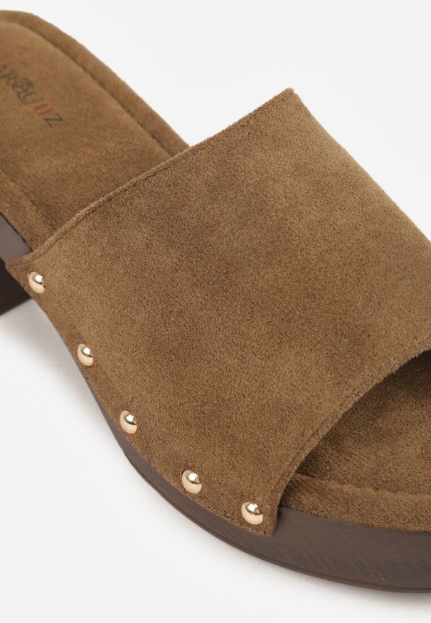 Renee - Zielone Klapki w Stylu Drewniaków z Nitami na Klockowym Obcasie Junikofa. Okazja: na co dzień. Kolor: zielony. Materiał: zamsz, koronka. Obcas: na obcasie. Styl: rockowy, casual. Wysokość obcasa: średni