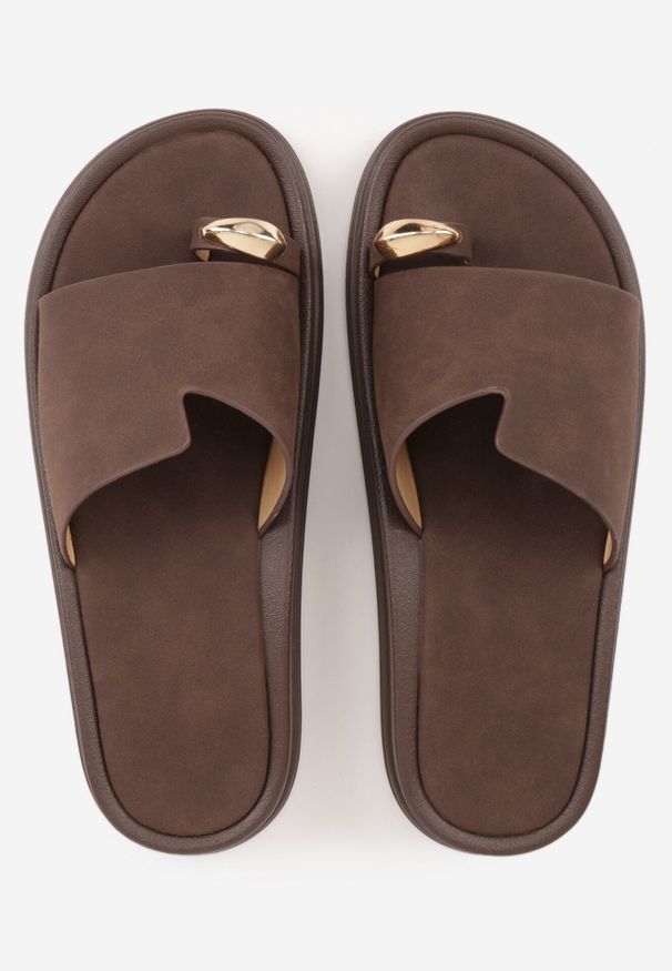 Born2be - Brązowe Klapki Typu Japonki z Metaliczną Ozdobą Samrina. Okazja: na co dzień. Kolor: brązowy. Materiał: jeans, koronka. Wzór: aplikacja. Sezon: lato. Styl: casual