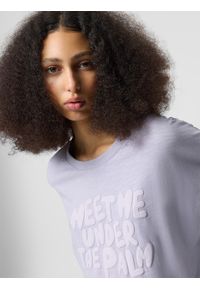 outhorn - T-shirt oversize z nadrukiem damski Outhorn - fioletowy. Kolor: fioletowy. Materiał: bawełna, dzianina. Długość rękawa: krótki rękaw. Długość: krótkie. Wzór: nadruk
