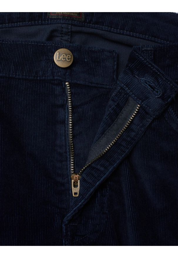 Lee - MESKIE SPODNIE MATERIAŁOWE LEE DAREN ZIP FLY RIVET NAVY 112373981. Materiał: materiał
