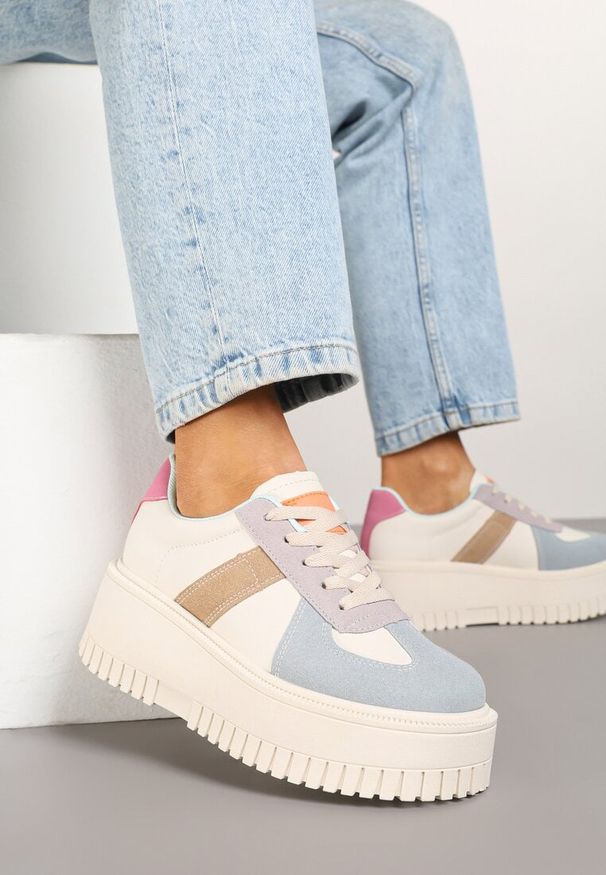Born2be - Beżowo-Niebieskie Sneakersy w Stylu Tenisówek na Platformie z Tłoczeniami Firreis. Okazja: na co dzień. Kolor: beżowy. Materiał: jeans. Obcas: na platformie