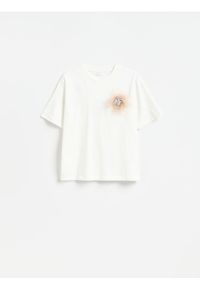 Reserved - T-shirt z odpinaną broszką - biały. Kolor: biały. Materiał: bawełna #1