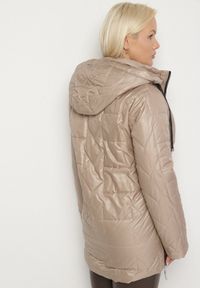 Born2be - Beżowa Pikowana Kurtka Ozdobiona Pikowaniem z Odpinanym Kapturem Falerosa. Okazja: na spacer, na co dzień. Kolekcja: plus size. Kolor: beżowy. Materiał: jeans. Wzór: aplikacja. Styl: casual #3