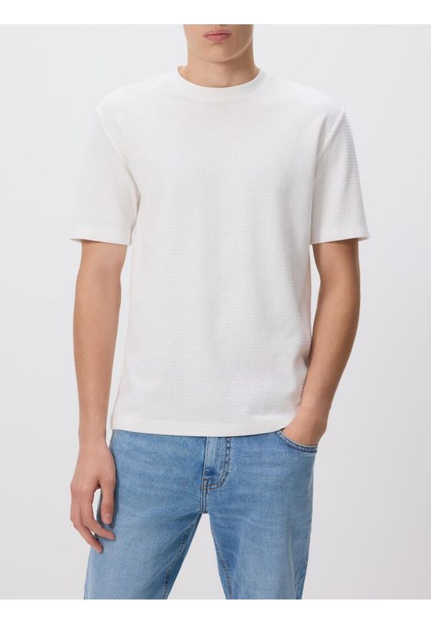 Reserved - Strukturalny t-shirt comfort fit - złamana biel. Materiał: bawełna, dzianina