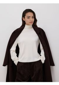 Reserved - Golf z wiskozą - złamana biel. Typ kołnierza: golf. Materiał: wiskoza #1