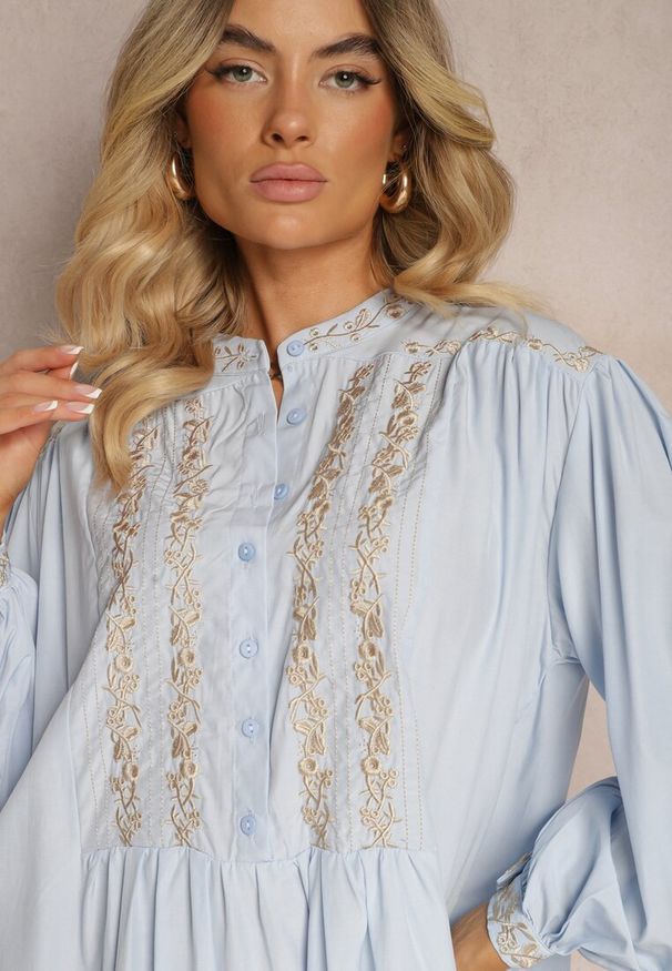 Renee - Niebieska Haftowana Sukienka Midi o Pudełkowym Fasonie z Długim Rękawem Rosen. Okazja: na co dzień. Kolor: niebieski. Długość rękawa: długi rękaw. Wzór: haft. Typ sukienki: proste. Styl: casual. Długość: midi