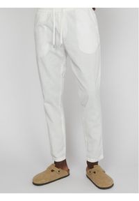 Matinique Spodnie materiałowe Barton 30206031 Biały Regular Fit. Kolor: biały. Materiał: len