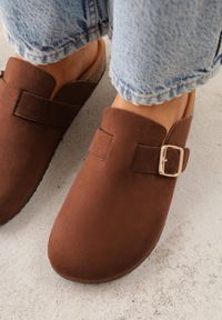 Born2be - Ciemnobrązowe Klapki z Ozdobnym Paskiem i Klamrą Calevelis. Nosek buta: okrągły. Kolor: brązowy. Materiał: jeans. Obcas: na obcasie. Styl: elegancki, klasyczny. Wysokość obcasa: średni #9
