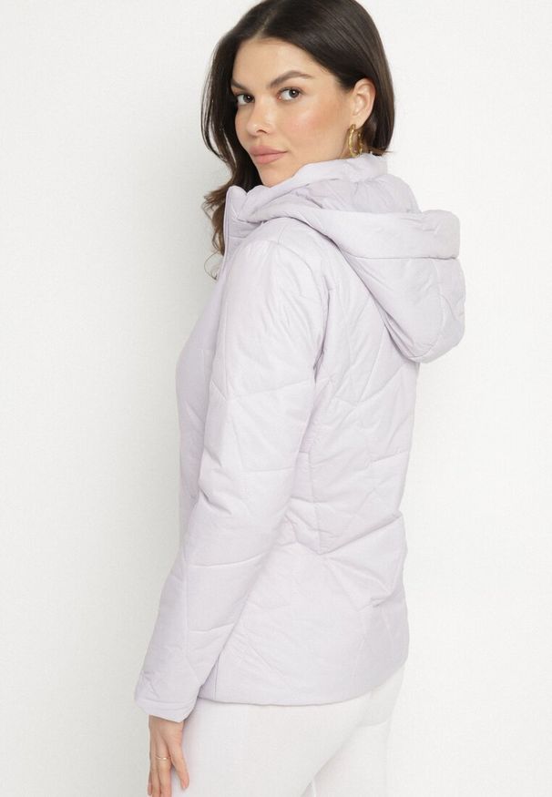 Born2be - Jasnofioletowa Pikowana Kurtka Przejściowa z Odpinanym Kapturem Ninorwena. Okazja: na co dzień. Kolor: fioletowy. Styl: klasyczny, casual, elegancki