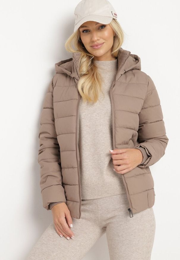 Born2be - Ciemnobeżowa Pikowana Kurtka ze Ściągaczem w Pasie i Odpinanym Kapturem Valentissa. Okazja: na co dzień. Kolor: beżowy. Materiał: jeans. Styl: klasyczny, casual