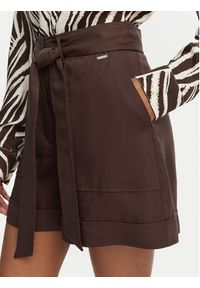 Guess Szorty materiałowe W5GD1R WG4C2 Brązowy ciemny Regular Fit. Kolor: brązowy. Materiał: lyocell #4