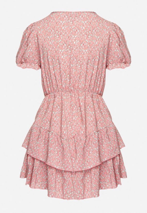 Born2be - Różowa Sukienka Mini z Falbankami i Kopertowym Dekoltem z Gumką w Talii Isarola. Typ kołnierza: kołnierz z falbankami. Kolor: różowy. Wzór: kwiaty. Sezon: lato. Typ sukienki: kopertowe. Długość: mini