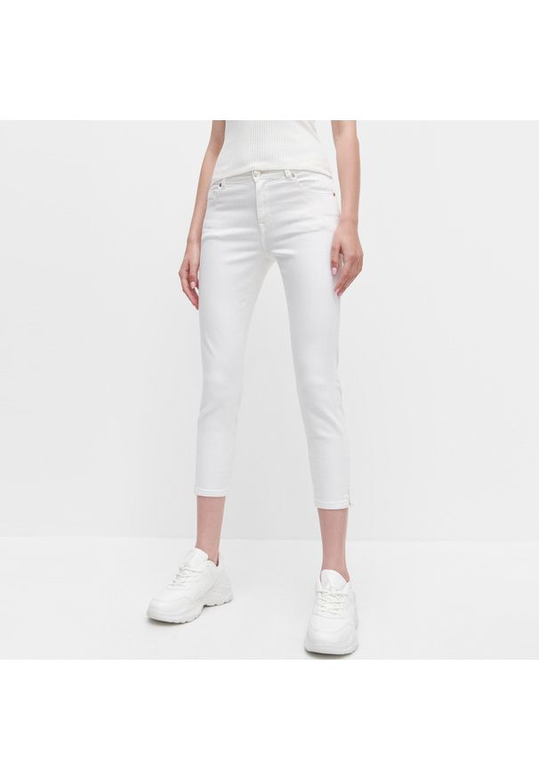 Reserved - Jeansy slim cropped - Biały. Kolor: biały. Materiał: jeans