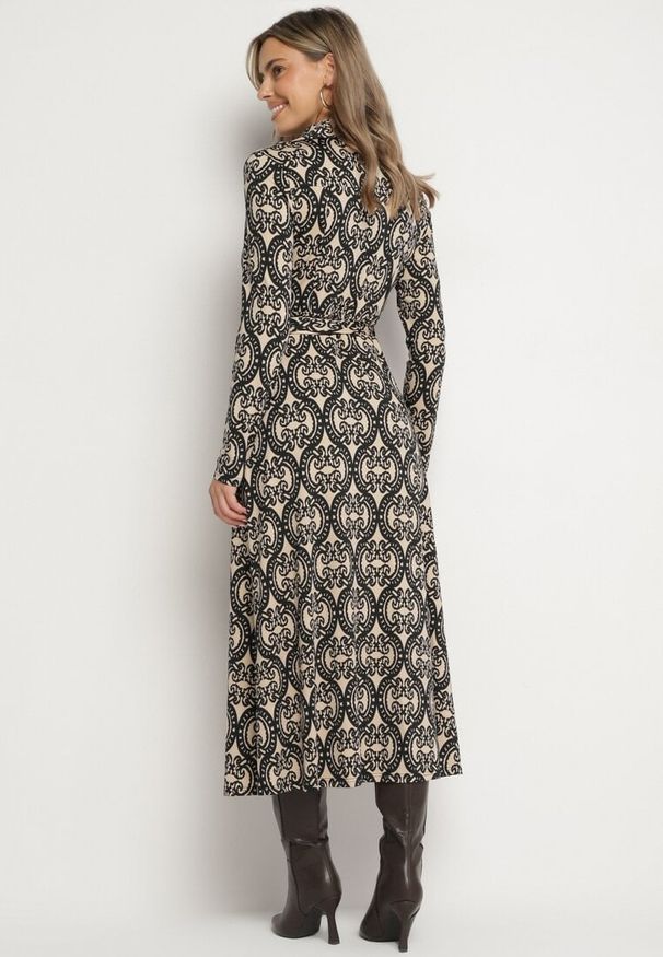 Born2be - Czarno-Beżowa Koszulowa Sukienka z Wiskozą w Ornamentalny Wzór z Wiązanym Paskiem Evathria. Okazja: na co dzień. Kolor: czarny. Materiał: wiskoza. Typ sukienki: koszulowe. Styl: elegancki, klasyczny, casual