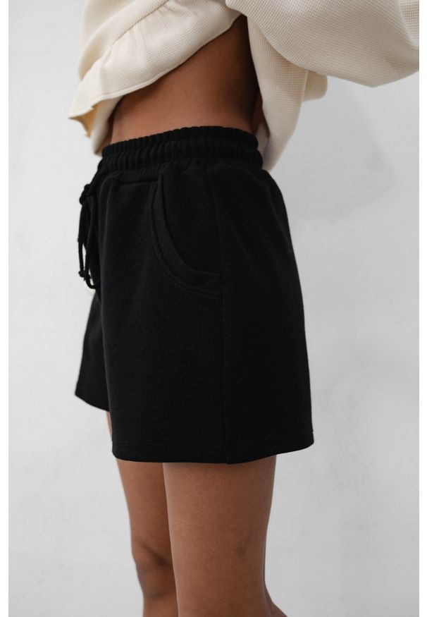 Marsala - Szorty z dzianiny waflowej w kolorze TOTALLY BLACK- BORNY. Okazja: na co dzień. Materiał: dzianina. Wzór: gładki. Sezon: wiosna, lato. Styl: casual