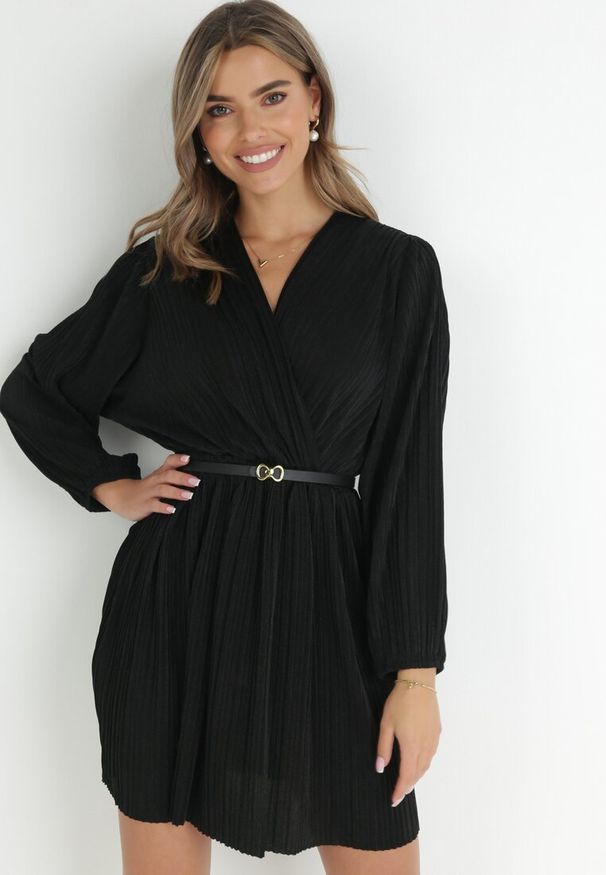 Born2be - Czarna Sukienka Plisowana z Paskiem i Metalicznym Efektem Nihie. Okazja: na co dzień. Typ kołnierza: dekolt w kształcie V. Kolor: czarny. Materiał: materiał. Typ sukienki: proste. Styl: casual, elegancki
