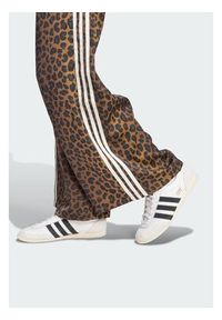 Adidas - adidas Spodnie dresowe Satin KA2666 Brązowy Wide Leg. Kolor: brązowy. Materiał: syntetyk #4